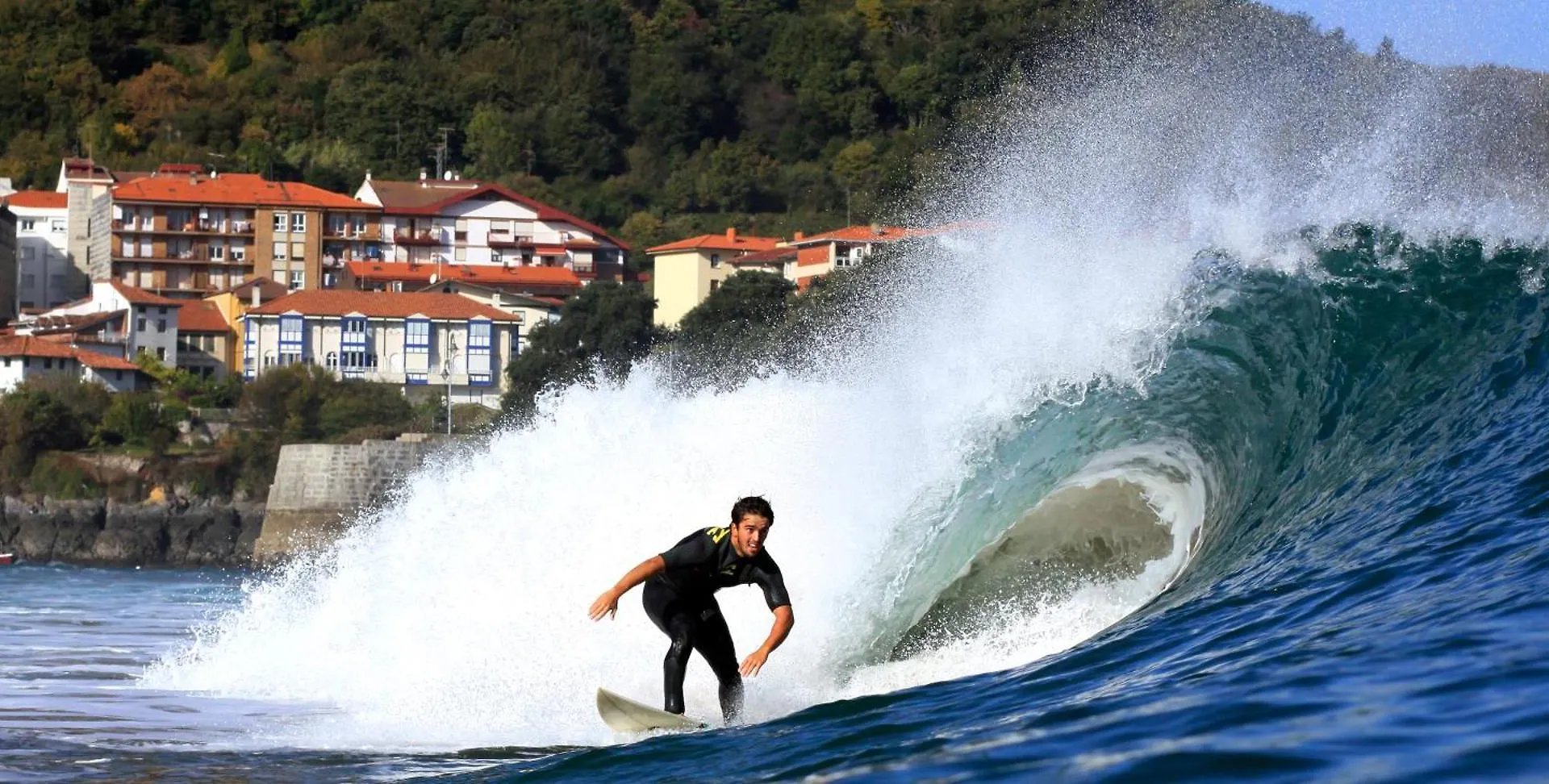 Apartamentos Mundaka Surf Camp contacts